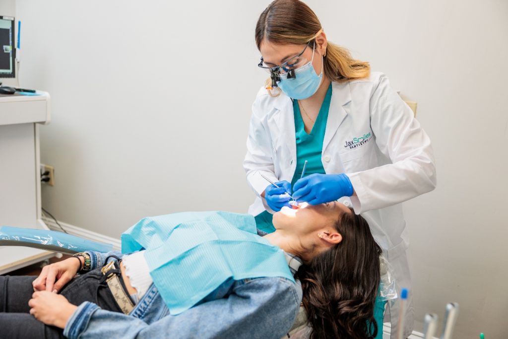 Dr. Elssy Lopez providing treatment for tooth pain